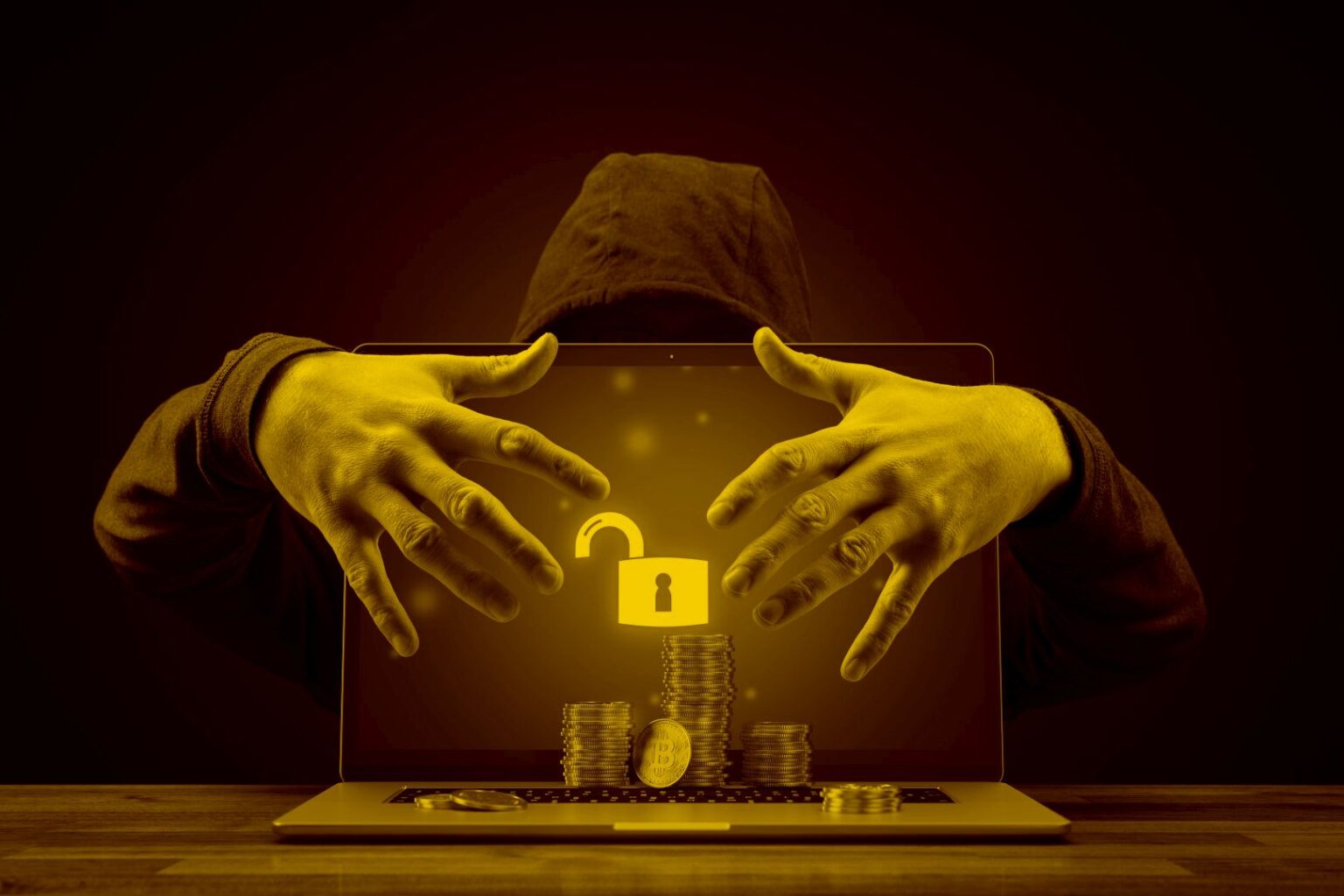 Verdeckter Hacker vor einem Laptop